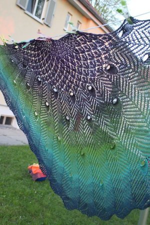 ca. 1420 m Kolibri Kaufanleitung: http://www.ravelry.com/patterns/library/pretty-as-a-peacock-shawl\\n\\n21.08.2016 18:52